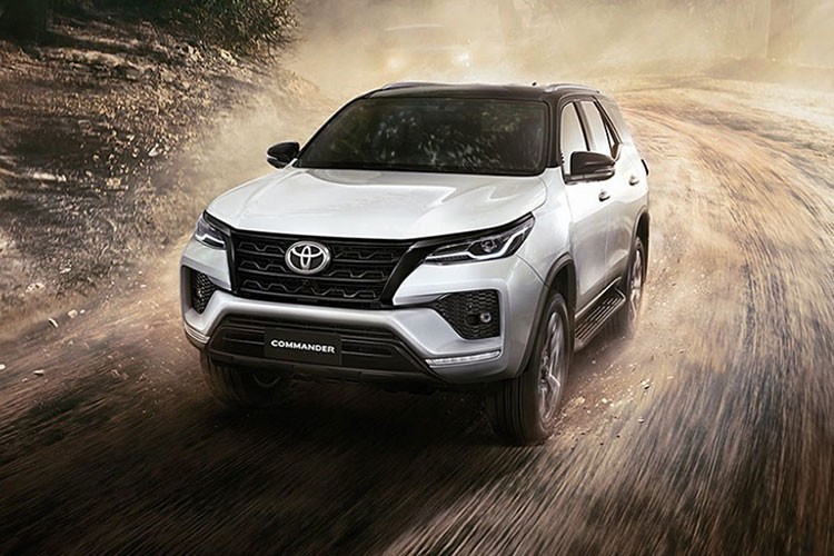 Toyota Fortuner là một trong những mẫu SUV cỡ trung bán chạy tại thị trường Thái Lan. Như để tri ân khách hàng ở thị trường này, hãng Toyota đã tung ra phiên bản đặc biệt mới của Fortuner, mang tên  Toyota Fortuner Commander 2022 mới. Xe được phát triển dựa trên Toyota Fortuner bản thường chứ không phải Fortuner Legender.