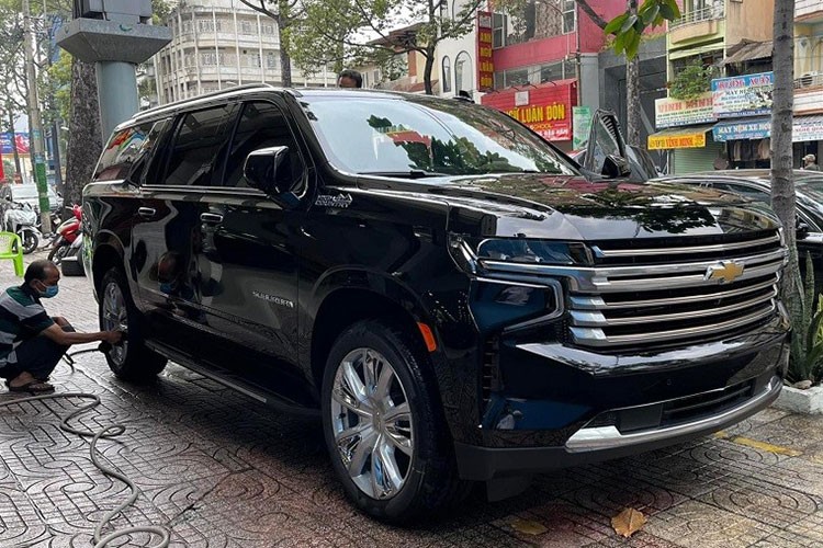  Chevrolet Suburban 2021 tại Việt Nam là mẫu SUV cỡ lớn sử dụng nền tảng khung gầm rời body-on-frame - đây là mẫu xe chuyên dụng cho cảnh sát, đặc vụ Mỹ. Về thiết kế, Suburban 2021 mang nhiều nét giống với mẫu bán tải Silverado. Đèn LED là tiêu chuẩn phía trước và sau, cùng với bánh xe 18 inch (20 inch là tùy chọn).