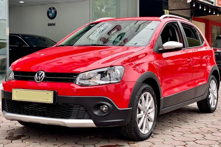 Tại thời điểm ra mắt,  Volkswagen Cross Polo tại Việt Nam có giá lên tới 725 triệu đồng, tương đương các dòng xe sedan và hathback hạng C như KIA Cerato hay Ford Focus. Do định giá bán cao nên số lượng xe bán ra thị trường không nhiều, xe cũ bán lại càng hiếm hơn và cũng khá mất giá so với các mẫu xe đối thủ.