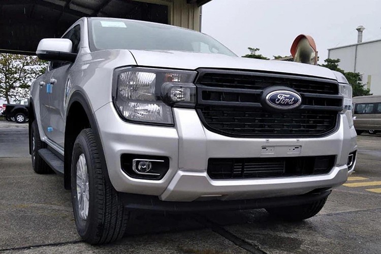 Những hình ảnh về mẫu xe bán tải  Ford Ranger 2023 mới dành cho thị trường Việt Nam đã được các trang mạng xã hội đăng tải. Bối cảnh chụp hình là khuôn viên nhà máy Ford Hải Dương. Chiếc xe không được bao bọc bởi bất kỳ lớp ngụy trang nào.