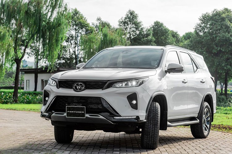 Chỉ hơn 1 năm sau khi ra mắt  Toyota Fortuner phiên bản nâng cấp, mẫu SUV 7 chỗ của thương hiệu "thiện lành" Nhật Bản tiếp tục trải qua đợt nâng cấp mới để tăng tốc cho cuộc đua doanh số năm 2022 với Hyundai SantaFe và Ford Everest.