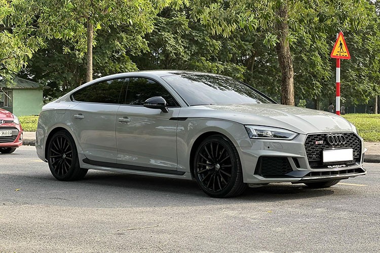  Audi A5 Sportback 2.0 bản đặc biệt này là một trong khoảng 400 xe bao gồm các dòng như: Q5, Q7, A4, A5, A6,... từng được nhà phân phối Audi Việt Nam đưa về hồi tháng 08/2017 để phục vụ làm phương tiện đi lại cho các Nguyên Thủ Quốc Gia tại Hội nghị Thượng đỉnh APEC 2017.