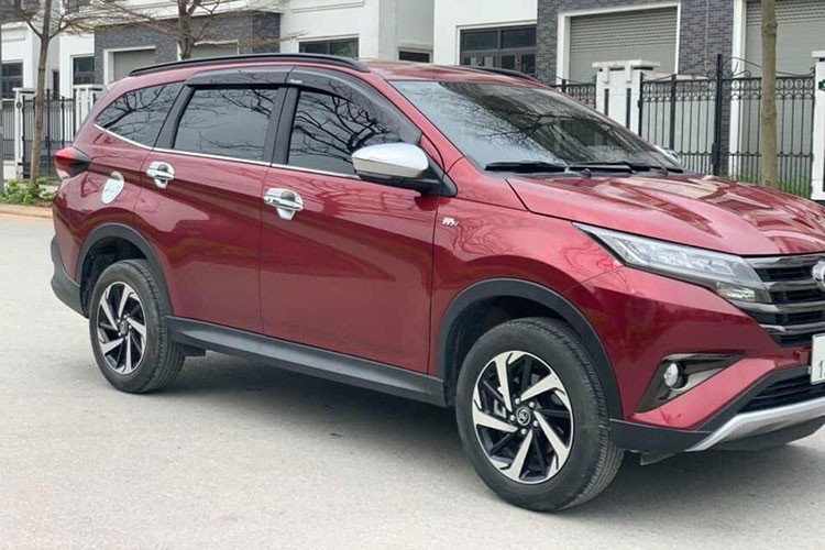 Toyota Rush vừa ngừng bán tại Việt Nam, chủ nhân đã lên kế hoạch đổi xe. Theo người đăng bán, chiếc xe được mua hồi tháng 6/2021, đi được 23.000 km. Xe đăng ký biển Hà Nội, các chi tiết nguyên bản, chưa trải qua lần độ hoặc thay thế nào, ngoại trừ lần thay ghế bọc da.  Giá xe Toyota Rush cũ sang tên chủ mới là 666 triệu đồng.