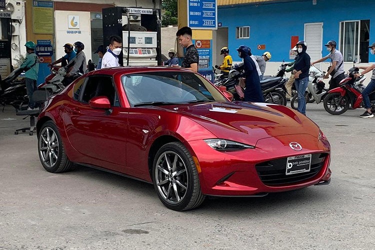 Vào giữa tháng 5/2022 vừa qua, hình ảnh chiếc xe thể thao  Mazda MX-5 RF 2022 mới bản mui trần xuất hiện tại 1 công ty nhập khẩu tư nhân ở Hà Nội đã nhận được sự quan tâm không nhỏ của giới mê xe cũng như các tay chơi thích sưu tầm hàng độc.