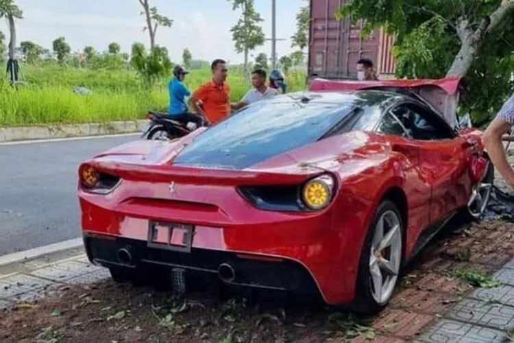 Video: Khoảng khắc chiếc Ferrari 488 GTB tai nạn "nát đầu" ở Hà Nội