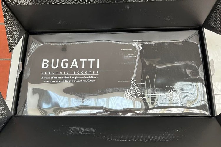 Bugatti nổi tiếng sản xuất ra những chiếc xe hypercar và megacar siêu đắt đỏ, không phải ai cũng có thể sở hữu, tuy nhiên, tại sự kiện CES 2022 vừa qua, hãng siêu xe Pháp đã gây bất ngờ lớn khi cho ra mắt mẫu  Bugatti Scooter chạy điện đầu tiên của mình, đây là sản phẩm được Bugatti hợp tác cùng Bytech để cho ra mắt mẫu xe thú vị, dành cho số đông yêu thích thương hiệu siêu xe chữ B nổi tiếng.