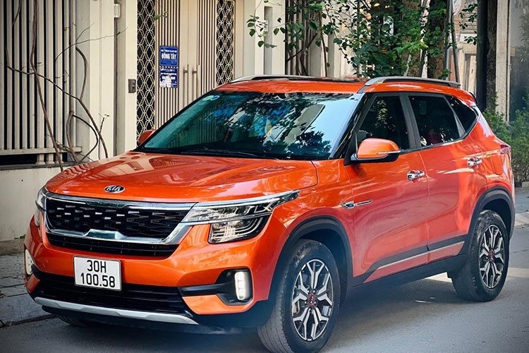 Chiếc  KIA Seltos 1.6 Premium đời 2021, màu cam trẻ trung, có số ODO 5 vạn km đang được rao bán với giá chỉ 480 triệu đồng. Đây thực sự là món hời dành cho khách "săn" ôtô cũ trong bối cảnh xe mới vẫn khan hàng.