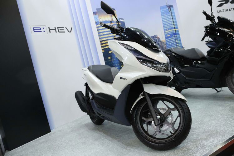 Honda PCX e:HEV tiết kiệm xăng về Việt Nam, đắt ngang Honda SH150i