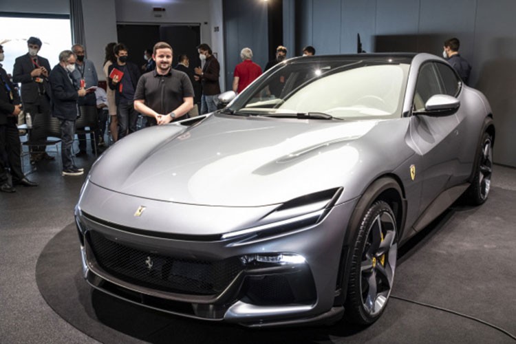  Ferrari Purosangue 2023 mới có thể đến muộn với bữa tiệc siêu SUV hay SUV hạng sang với những Lamborghini Urus Performante 2023, Aston Martin DBX 707 hay thậm chí Bentley Bentayga Speed nhưng với kiểu dáng đẹp lấy cảm hứng từ Roma và động cơ V12 đặt phía trước với tốc độ tối đa 310 kmh, siêu ngựa gầm cao máy thoáng đầu tiên của Ferrari rất đáng để chờ đợi.