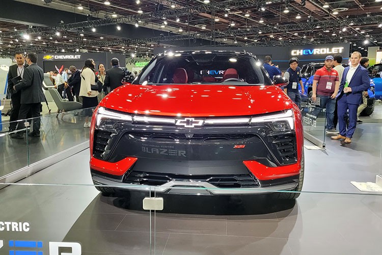  Chevrolet Blazer EV 2023 mới đã chính thức được giới thiệu tới công chúng tại Triển lãm Ô tô Quốc tế Bắc Mỹ ở Detroit đang diễn ra trong tuần này. Đây là cơ hội tốt để chúng ta có được cái nhìn cận cảnh về mẫu xe đối thủ cạnh tranh của VinFast VF 8 trên đất Mỹ. 