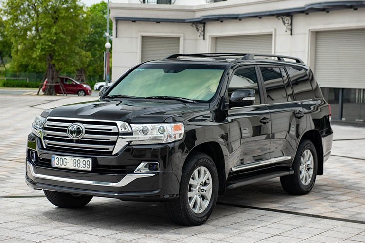 Chiếc  Toyota Land Cruiser đời 2019 nhập Mỹ máy V8 5.7L này đang được chào bán với mức giá khoảng 7,9 tỷ đồng trên sàn xe cũ Hà Nội. Chiếc xe mang biển số khá đẹp tại Thủ đô, đứng tên cá nhan. Xe có ngoại thất màu đen và còn khá mới, theo chủ nhân rao bán thì chiếc xe đã lăn bánh hơn 34.000 km sau thời gian khoảng 3 năm.