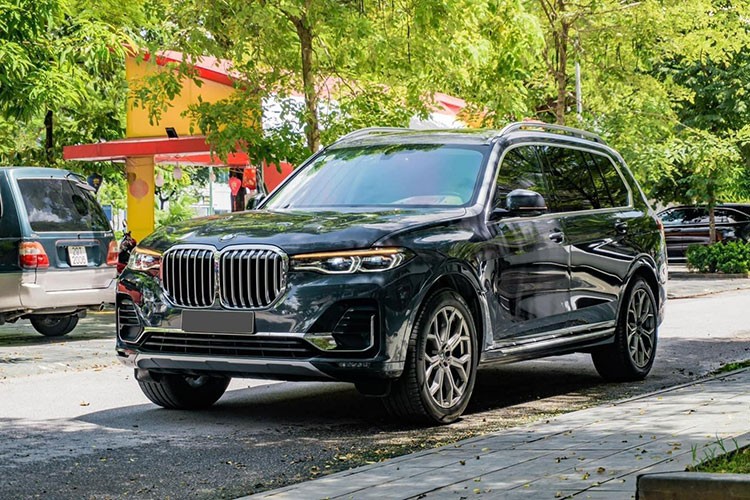 Chiếc xe SUV  BMW X7 xDrive40i 2020 chính hãng xuất hiện tại thị trường Việt Nam vào năm 2019, sở hữu gói trang bị M Sport thể thao với màu sơn xanh đen ở ngoại thất kết hợp nội thật bọc màu da bò sang trọng. Chiếc xe SUV hạng sang này được chủ nhân chào bán trên sàn xe cũ Hà Nội dù chỉ lăn bánh với số oddo khá thấp.