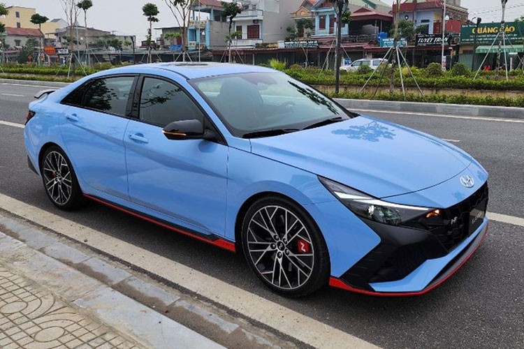 Chiếc  Hyundai Elantra N 2023 mới xuất hiện trên đường mà không hề được ngụy trang. Đây là động thái cho thấy TC Motor sắp ra mắt mẫu sedan hiệu suất cao này tại Việt Nam trong thời gian tới. Trước đó, Elantra N đã bị bắt gặp khi đi kiểm định tại trung tâm thử nghiệm khí thải ở Thanh Trì (Hà Nội).