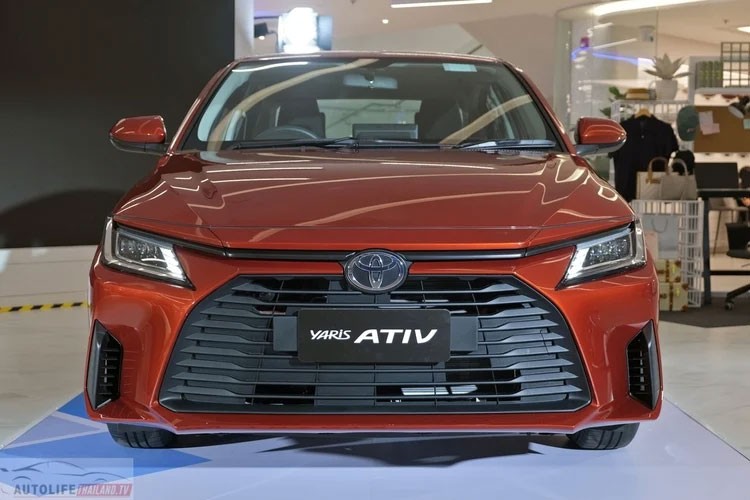  Toyota Vios thế hệ mới đã chính thức trình làng ở thị trường Thái Lan vào hồi giữa năm ngoái với cái tên riêng Yaris Ativ. Vào thời điểm đó, mẫu sedan hạng B này có 4 phiên bản là Sport, Smart, Premium và Premium Luxury cùng giá bán dao động từ 539.000 - 689.000 Baht (khoảng 360 - 460 triệu đồng).