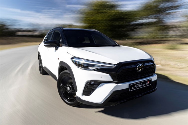 Mới đây, những hình ảnh xe SUV  Toyota Corolla Cross phiên bản GR Sport đã bị bắt gặp khi đang trên đường vận chuyển ở Malaysia được lan truyền khá rộng. Theo thông tin rò rỉ, phiên bản này sẽ được ra mắt ngay trong tháng 2/2023 tới đây.