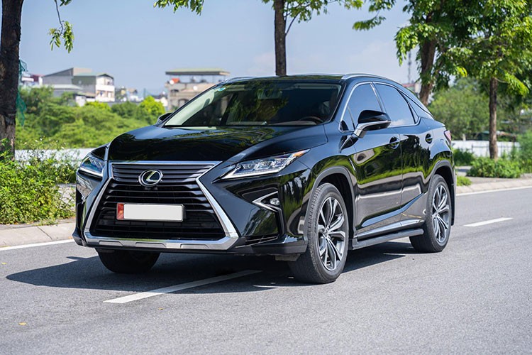 Lexus RX là dòng xe SUV/Crossover hạng sang cỡ trung (mid-size luxury crossover SUV) của thương hiệu xe sang Nhật Bản, trực thuộc tập đoàn Toyota. Ra mắt từ năm 1998, dựa trên nền tảng của Toyota Highlander,  Lexus RX350 hạng sang được đánh giá khá cao. Đáng chú ý, mức khấu hao của xe sau khi bán lại cũng khá thấp.