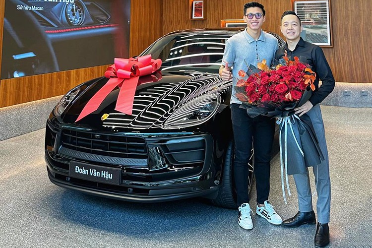 Mới đây, Đoàn Văn Hậu đã quyết định đầu tư tiền tậu cho mình chiếc xe Porsche Macan 2023 mới. Hiện vẫn chưa rõ  Porsche Macan của Đoàn Văn Hậu mới tậu phiên bản nào. Thế nhưng, nhiều khả năng anh chọn phiên bản đắt nhất là GTS.