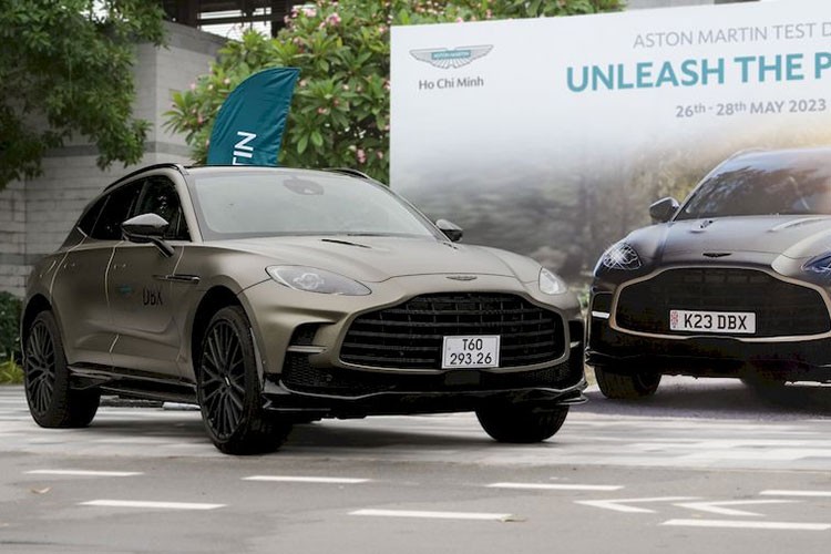 Mới đây, một chiếc  Aston Martin DBX707 chính hãng vừa được hãng xe Anh Quốc mang về phục vụ công tác trưng bày và tổ chức lái thử ở TP.HCM. Tính đến nay, đây là chiếc DBX707 thứ 3 xuất hiện tại nước ta. Khác với 2 xe đầu tiên, chiếc xe này mang trên mình màu sơn Q Satin Titanium Grey lạ mắt.