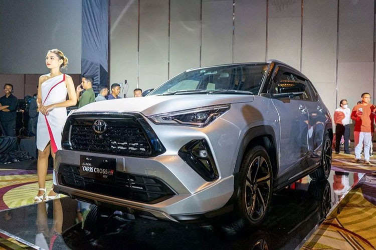 Vào hồi giữa tháng 5/2023 vừa qua, Toyota đã giới thiệu mẫu SUV đô thị Yaris Cross hoàn toàn mới tại Indonesia. Mãi đến nay, nhà sản xuất ô tô Nhật Bản mới công bố  giá bán Toyota Yaris Cross 2023. Cụ thể, tại thị trường Indonesia, xe được phân phối tổng cộng 6 phiên bản, bao gồm G MT, G CVT, S CVT, S CVT GR Sport, S Hybrid CVT và S Hybrid CVT GR Sport.