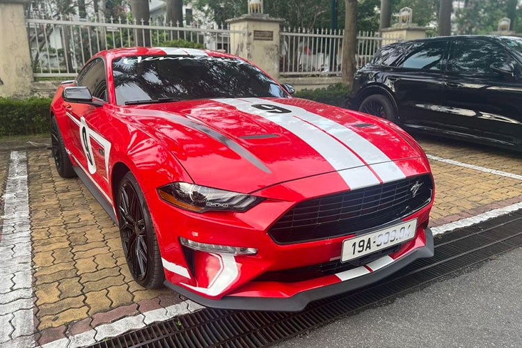 Đa số những chiếc xe thể thao  Ford Mustang cơ bắp đang có mặt và lăn bánh tại Việt Nam đa phần thuộc thế hệ thứ 6 được sản xuất từ năm 2014 đến nay, trước khi nó bị thay thế bởi thế hệ mới nhất vào năm 2023.