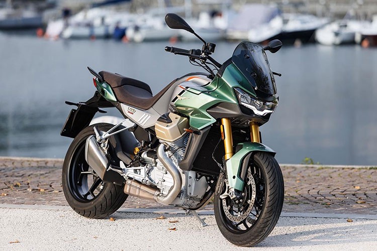  Moto Guzzi V100 Mandello S – 535 triệu đồng   Trong số 3 mẫu xe môtô mới của  Aprilia và Moto Guzzi tại Việt Nam, đầu tiên phải kể đến Moto Guzzi V100 Mandello S - đây là bước tiến của Moto Guzzi vào kỷ nguyên mới của công nghệ và tinh thần phiêu lưu. Được thiết kế dành cho những cung đường trường, V100 Mandello đem tới sự thoải mái tối đa cùng những công nghệ đỉnh cao để gia tăng hiệu suất vận hành và khả năng điều khiển.