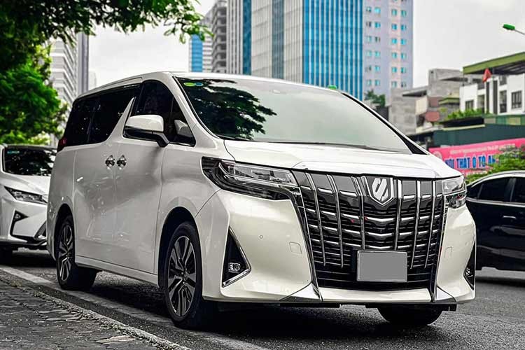 MPV  Toyota Alphard hạng sang được giới thiệu lần đầu tiên tại Việt Nam vào năm 2017 và được vì nhứ "chuyên cơ mặt đất" bởi độ sang trọng với mục đích hướng tới phục vụ phân khúc khách hàng cấp cao như các CEO, chủ doanh nghiệp, lãnh đạo tập đoàn lớn hay khách hàng gia đình mong muốn sở hữu một chiếc MPV đẳng cấp, tiện nghi...