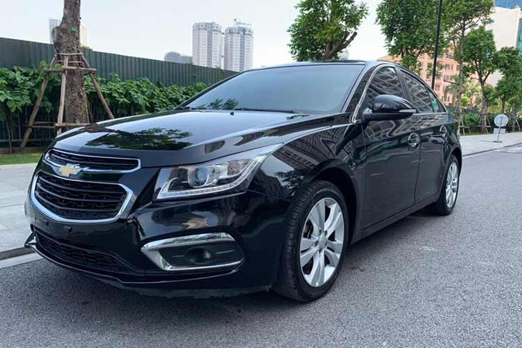  Chevrolet Cruze đời 2017 nâng cấp ra mắt thị trường vào tháng 11/2016. Tại thời điểm đó, khách hàng tại Việt Nam có 2 lựa chọn gồm bản 1.6 LT và bản 1.8 LTZ, giá dao động 589-699 triệu đồng. Hiện tại, mẫu sedan hạng C này đã ngừng bán tại thị trường Việt Nam. Khách mua xe Chevrolet Cruze chỉ có thể săn lùng trên thị trường xe cũ.