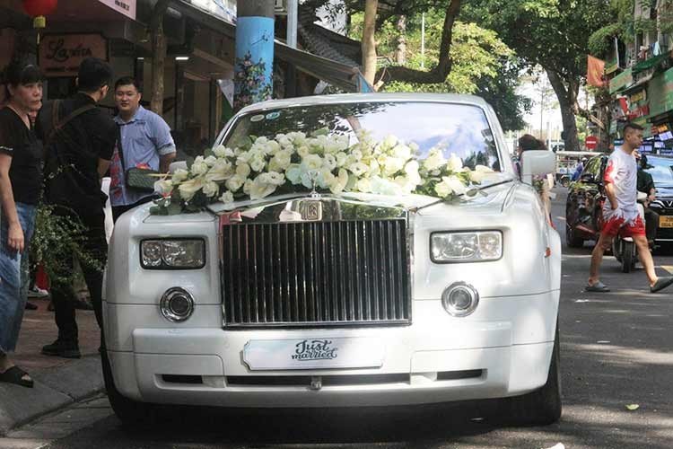 Vào sáng ngày 11/11 vừa qua, chú rể  Đoàn Văn Hậu cưỡi Rolls-Royce Phantom siêu sang có mặt tại phố cổ Hà Nội để chuẩn bị cho lễ ăn hỏi với cô dâu Doãn Hải My. Sự kiện này đã nhận được sự quan tâm đặc biệt của giới truyền thông và nhiều người hâm mộ.