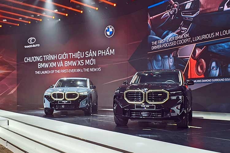 Mẫu SUV hạng sang  BMW XM 2024 mới đã chính thức được giới thiệu với khách hàng Việt Nam, cùng với X5 nâng cấp. XM vốn là sản phẩm do thương hiệu xe hiệu suất cao M của hãng BMW phát triển và sản xuất. Đây cũng là mẫu xe điện hóa đầu tiên của thương hiệu M.