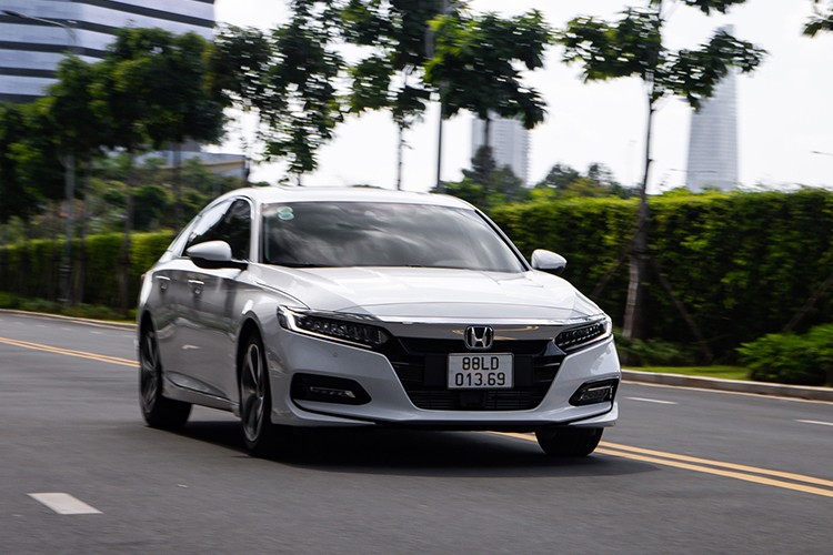 Giá xe Honda Accord chạm đáy với mức giảm kỷ lục 220 triệu đồng