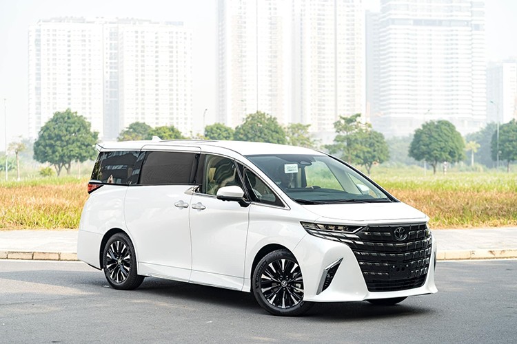  Toyota Alphard 2023 mới đã chính thức ra mắt thị trường Việt Nam từ 22/11/2023, mẫu MPV này có giá bán niêm yết 4,37 tỷ đồng với bản máy xăng và 4,475 tỷ đồng cho bản hybrid. Nhiều xe đã bàn giao đến tay khách hàng và thậm chí, một số xe xuất hiện trên thị trường với mức giá cao hơn khoảng 300 triệu.