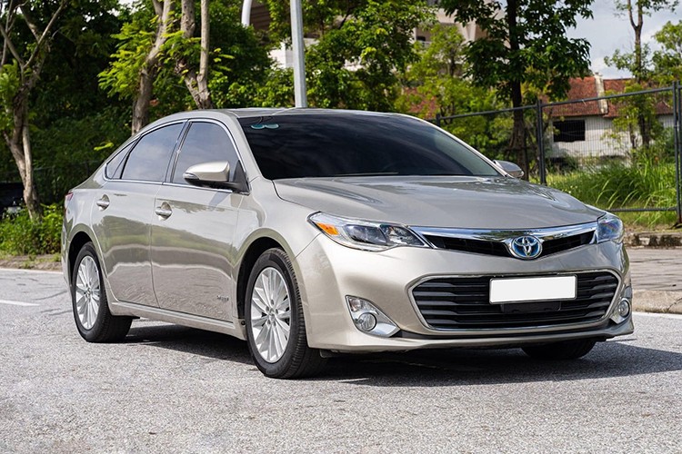 Mẫu xe Toyota Avalon là dòng sedan cỡ lớn nhất mà hãng xe Nhật Bản phân phối. Ở hai thế hệ đầu tiên, Avalon sử dụng chung khung gầm với mẫu xe anh em Camry. Bước sang thế hệ thứ 3 và thế hệ thứ 4 (từ năm 2012),  Toyota Avalon đời 2014 sở hữu hệ khung gầm mới. 