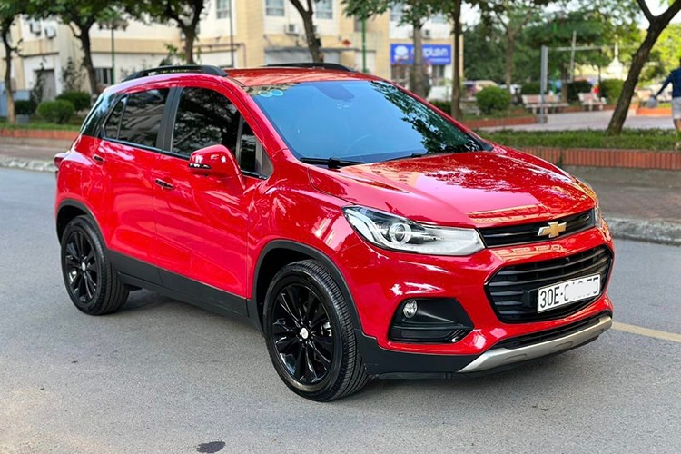  Chevrolet Trax có mặt Việt Nam vào năm 2017 kèm theo mức giá 769 triệu đồng, tương đối cao so với mặt bằng chung khiến nó gặp khá nhiều khó khăn chinh phục khách hàng. Chỉ sau một thời gian ngắn, Chevrolet Trax lặng lẽ dừng cuộc chơi. Hiện tại, mức giá xe Chevrolet Trax 2017 đã qua sử dụng dao động từ 380-390 triệu, khá hấp dẫn với những người muốn sử dụng SUV gầm cao giá rẻ.