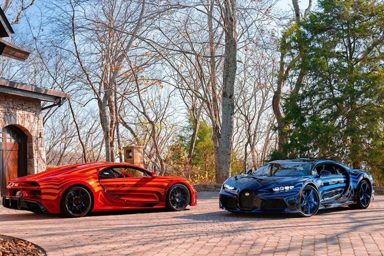 Dù dòng Bugatti Chiron đã ngừng sản xuất nhưng điều đó không ngăn cản Bugatti tiếp tục khoe những chiếc xe còn lại đã và đang hoàn thiện cho khách cọc. Những chiếc xe mới nhất được hãng giới thiệu là một cặp  Bugatti Chiron Super Sport đặc biệt.