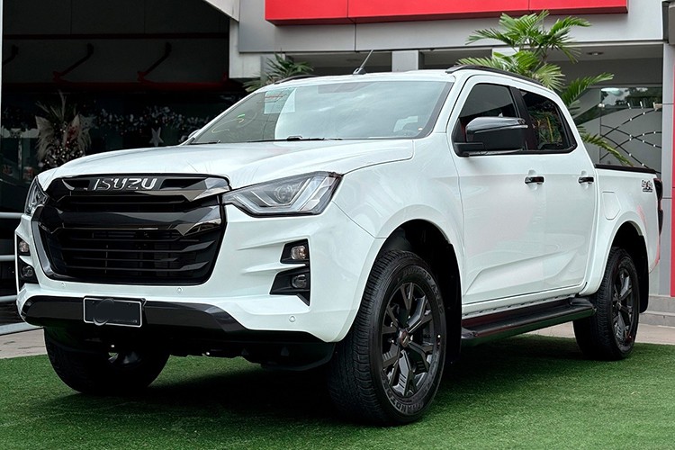 Một số đại lý Isuzu phía Nam đang chào bán xe  Isuzu D-Max Type Z giảm giá chỉ còn 710 triệu đồng, mức giảm tới 170 triệu đồng so với giá niêm yết hiện tại (880 triệu đồng).