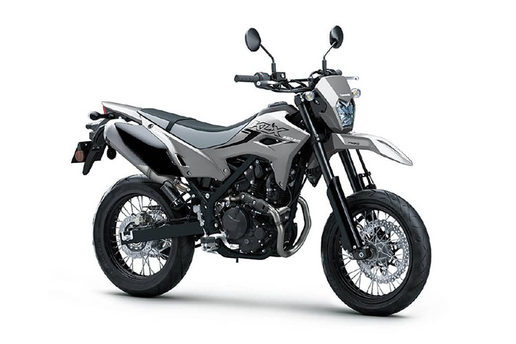  Kawasaki KLX 230 SM 2024 mới đã nhận được những nâng cấp mạnh tay. Ngoài những điều chỉnh khung phụ phía sau và tính công thái giống như mẫu dual-sport, hãng xe Nhật Bản còn bổ sung thêm một vài yếu tố đáp ứng nhu cầu sử dụng hàng ngày trong đô thị.