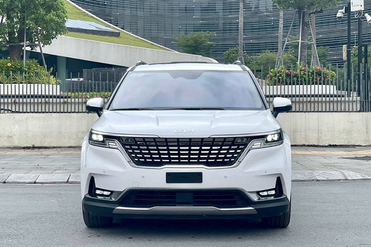 Cụ thể,  Kia Carnival tại Việt Nam sẽ được bổ sung phiên bản Luxury 7 chỗ và Signature 7 chỗ không cửa sổ trời. Hai bản mới này có giá bán lần lượt là 1,169 và 1,349 tỷ đồng.