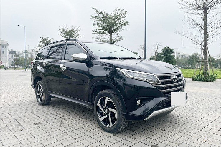  Toyota Rush tại Việt Nam chính thức được phân phối vào năm 2018, cùng thời điểm với Mitsubishi Xpander. Tuy nhiên, mẫu MPV 7 chỗ của Mitsubishi nhanh chóng chiếm lĩnh thị trường, tạo dựng tên tuổi, đồng thời bỏ rơi các đối thủ trong cuộc đua doanh số, trong đó có Toyota Rush.