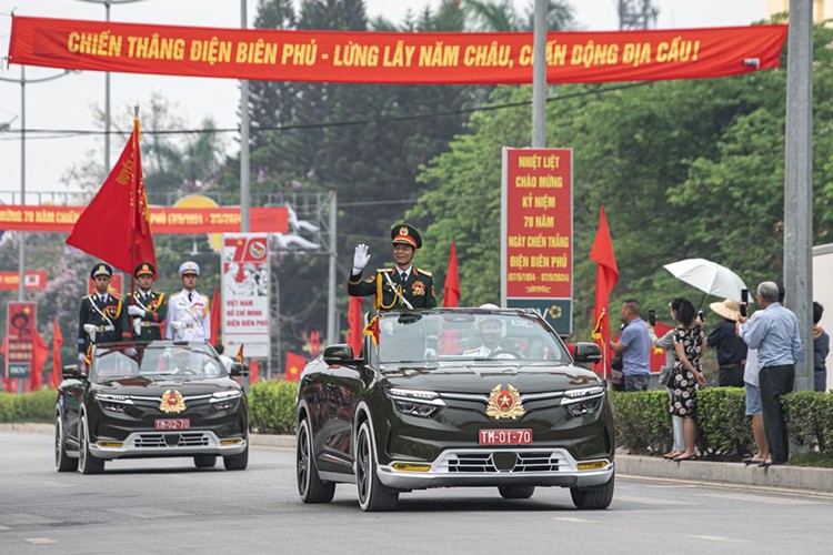 Sáng 7/5/2024, tại Thành phố Điện Biên Phủ, Lễ diễu binh, diễu hành kỷ niệm 70 năm chiến thắng Điện Biên Phủ đã được tổ chức trang trọng, uy nghiêm trước sự chứng kiến của hàng vạn người dân địa phương, quan khách quốc tế và các lãnh đạo cấp cao của đất nước. Đáng chú ý, tại sự kiện  VinFast VF8 mui trần oai nghiêm vinh dự được dẫn đoàn.