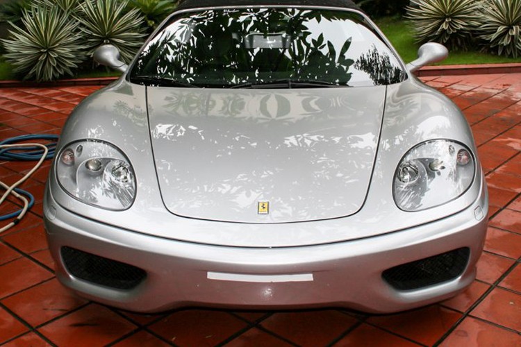  Ferrari 360 Spider   Tương tự chiếc Gallardo, Ferrari 360 Spider cũng thuộc thế hệ siêu xe đầu tiên Việt Nam, về nước năm 2007. Chiếc  Ferrari 360 Spider của Cường Đô la là chiếc đầu tiên về nước, xe có màu sơn ngoại thất bạc.