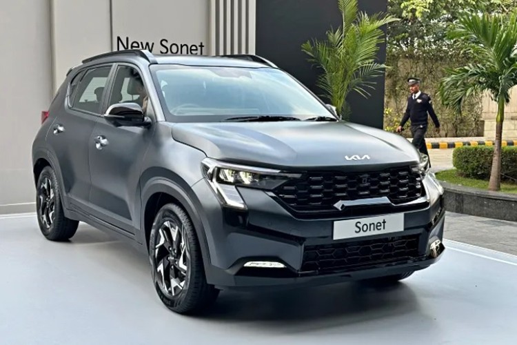  Kia Sonet facelift 2024 ra mắt toàn cầu từ cuối năm 2023. Ở lần “lên đời” này, Sonet 2024 đã được tinh chỉnh khá nhiều ở ngoại thất. Tại thị trường Ấn Độ, xe có tổng cộng 7 phiên bản, bao gồm HTE, HTK, HTK+, HTX, HTX+, GTX+ và X-Line.