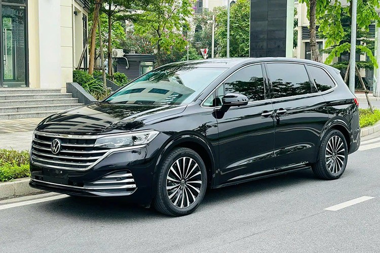 Mới đây, một chiếc xe MPV hạng sang  Volkswagen Viloran 2024 mới đã được chủ nhân chào bán trên sàn xe cũ Hà Nội. Đây là phiên bản Luxury cao cấp từng được Volkswagen Việt Nam cho ra mắt vào hồi tháng 12/2023. Theo người bán, đây là chiếc Viloran "siêu lướt" mới chỉ lăn bánh khoảng 4.799km và ngoại hình xe còn như mới.