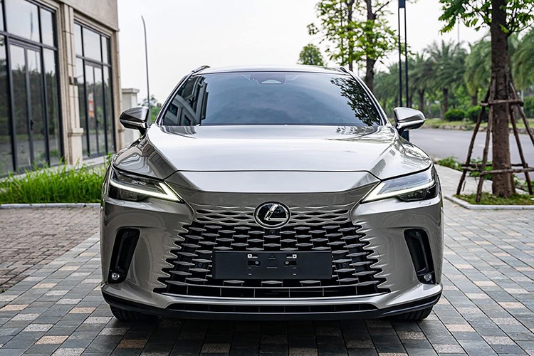 Tham khảo thị trường xe đã qua sử dụng, một chiếc  Lexus RX 350 2024 siêu lướt đang được một salon chào bán với mức giá khoảng 4,199 tỷ đồng. Theo thông tin rao bán, chiếc xe thuộc phiên bản Luxury ngoại thất màu titan tự nhiên, nội thất màu nâu và có chỉ số ODO chỉ 9.00 km.