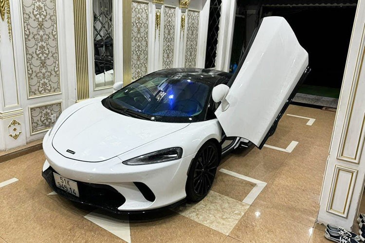 Cách đây hơn 3 năm, một chiếc  McLaren GT về Việt Nam theo dạng tư nhân. GT thuộc dòng Grand Tourer, ám chỉ các siêu xe có thể tích khoang hành lý vô cùng rộng rãi, dành cho các chuyến đi chơi dài ngày, cần mang nhiều đồ đạc. Tuy nhiên, phải 6 tháng sau đó, chiếc McLaren GT mới tìm thấy người mua, đó là 1 nữ đại gia 9X sinh sống ở Cần Thơ.