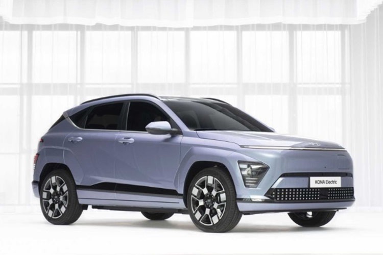 Hiện thông tin chi tiết về  Hyundai Kona EV tại Đông Nam Á vẫn chưa được hé lộ. Tại thị trường quốc tế, Kona Electric sẽ được bán ra với hai phiên bản là Standard Range và Long Range. Xe sở hữu kích thước chiều dài 4.355 mm, rộng 1.825 mm và cao 1.550 mm, trục cơ sở dài 2.660 mm.