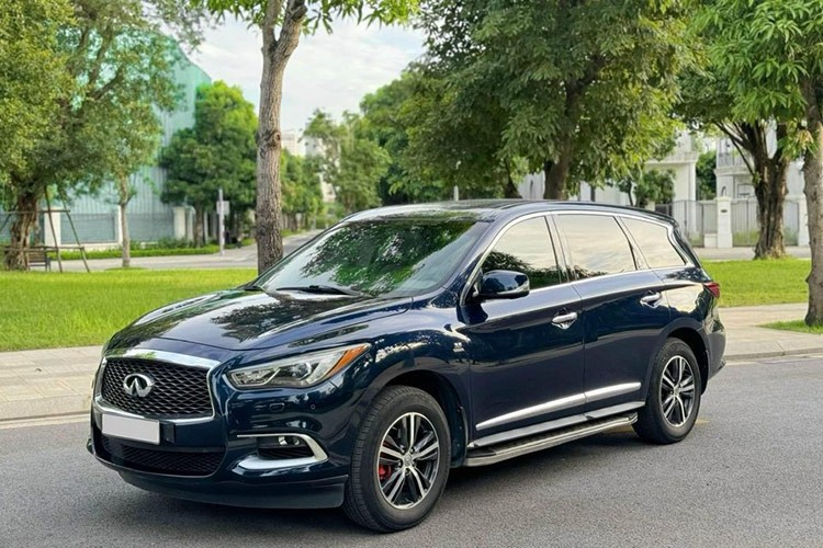 Mới đây một chiếc SUV hạng sang  Infiniti QX60 đời 2017 bất ngờ được chào bán trên sàn xe cũ Hà Nội. Nằm trong phân khúc hạng D cao cấp, QX60 từng đại diện cho Infiniti để cạnh tranh với các đối thủ Đức như Mercedes GLC, BMW X3, Audi Q5 hay "người đồng hương" Lexus RX350.