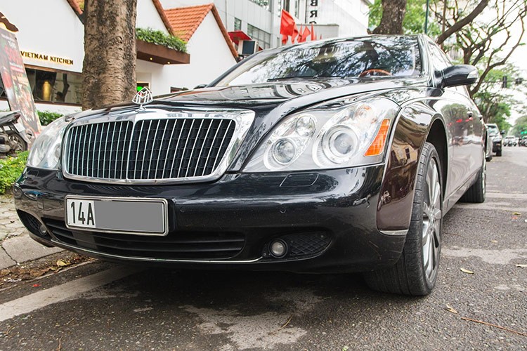 Mới đây, giới mê xe tại Hà Nội đã bắt gặp 1 chiếc xe siêu sang  Maybach Zeppelin biển số Quảng Ninh đang đỗ trên đường phố, nhanh chóng thu hút sự quan tâm của giới đại gia, cũng như các tay chơi xe biển số đẹp. Lý do là trên toàn thế giới chỉ có đúng 100 chiếc xe Maybach Zeppelin được sản xuất, và số lượng xe về Việt Nam được cho là dưới 8 chiếc.