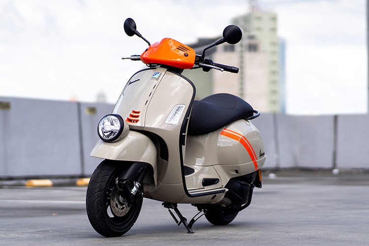 Piaggio vừa giới thiệu  Vespa GTV300 2024 mới ra thị trường Nhật Bản. Màu mới này được điêm xuyết với những đồ họa màu cam sáng trên thân xe. Ngoài ra, trên đầu xe, tấm ốp trước và sau xe cũng có các đồ họa màu cam. Cách phối màu này giúp cho Vespa GTV300 hấp dẫn hơn. 