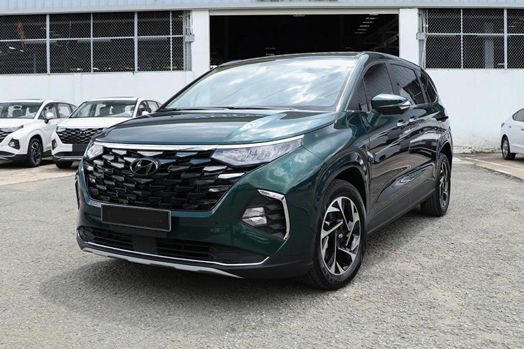 Được biết, một đại lý ở phía Bắc đang chào bán  Hyundai Custin 1.5T-GDi đặc biệt VIN 2023 giảm giá chỉ còn 840 triệu đồng. Hiện mức giá này chỉ cao hơn 30 triệu đồng so với giá xe Toyota Innova Cross bản xăng (giá niêm yết 810 triệu) đồng.