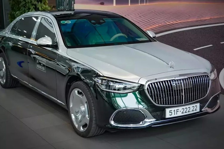 Mới đây, hình ảnh chiếc xe  Mercedes-Maybach S450 4Matic siêu sang mang màu xanh rêu với nửa thân trên được hoàn thiện màu bạc, mang biển số 51F-222.22 lăn bánh trên 1 số con đường ở TP HCM đã thu hút sự quan tâm của giới mê xe trong nước, cũng như các đại gia thích chơi biển số đẹp nói chung và siêu biển ngũ quý nói riêng.